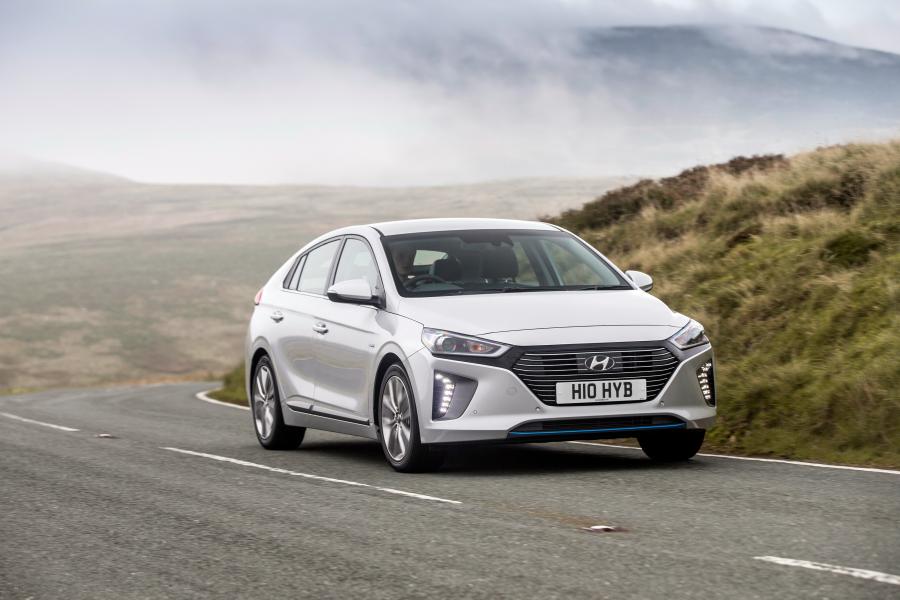 Hyundai IONIQ hybrid 2016 года  (UK) (фото 12 из 32)